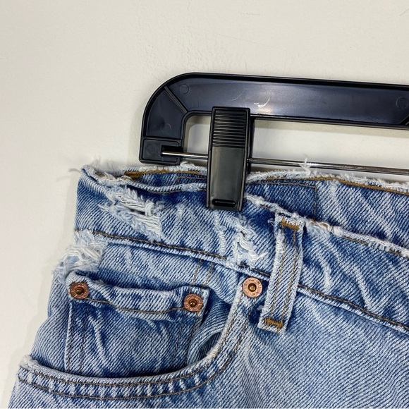 Levi's 550 Relaxed Fit Tapered Leg Light Wash Distressed Vintage Denim Jeans - Picture 4 of 8